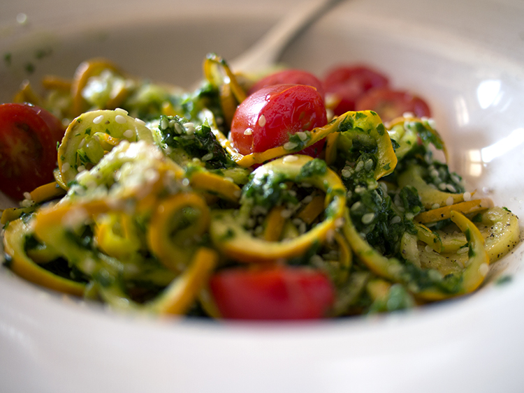 Pâtes de courgettes au pesto de chou kale à l’orange