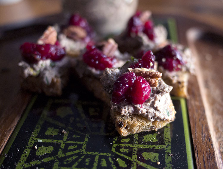 Canapés au pâté de champignons et aux canneberges