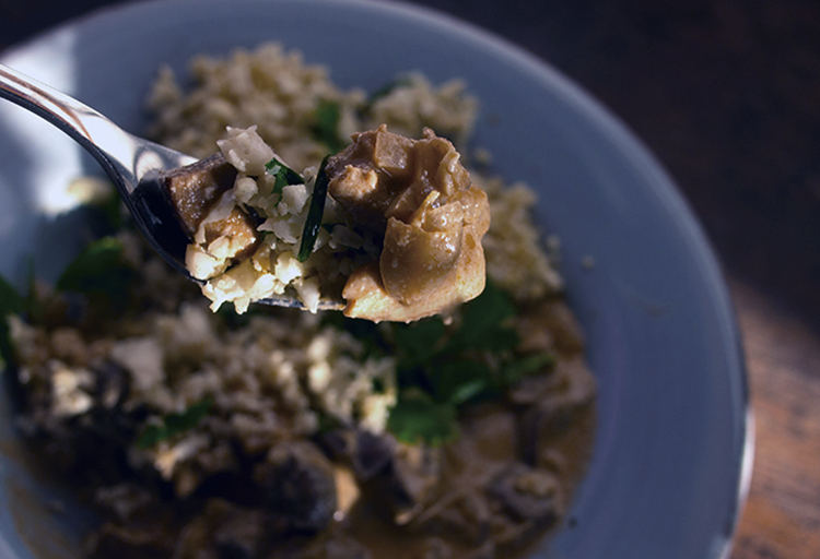 Tofu Stroganoff et riz de chou-fleur grillé