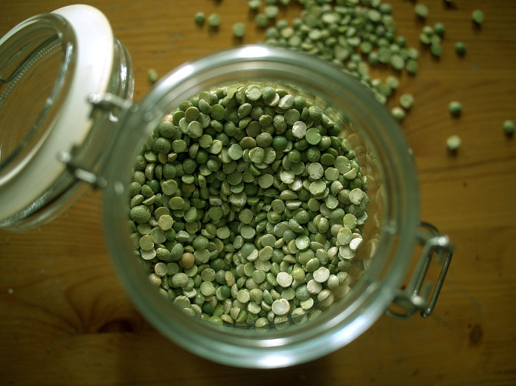 Soupe aux deux pois verts garnie d’oignons caramélisés et de croûtons aux herbes